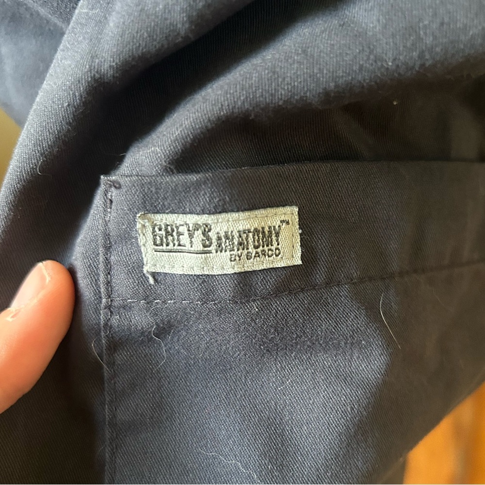Nursing scrub top with pockets! - Picture 2 of 5